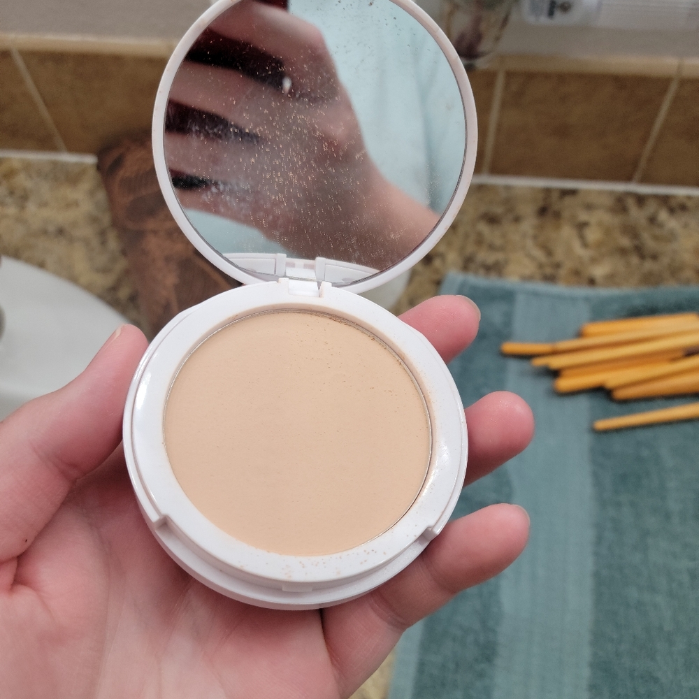 Powder foundation - Picture 4 of 5